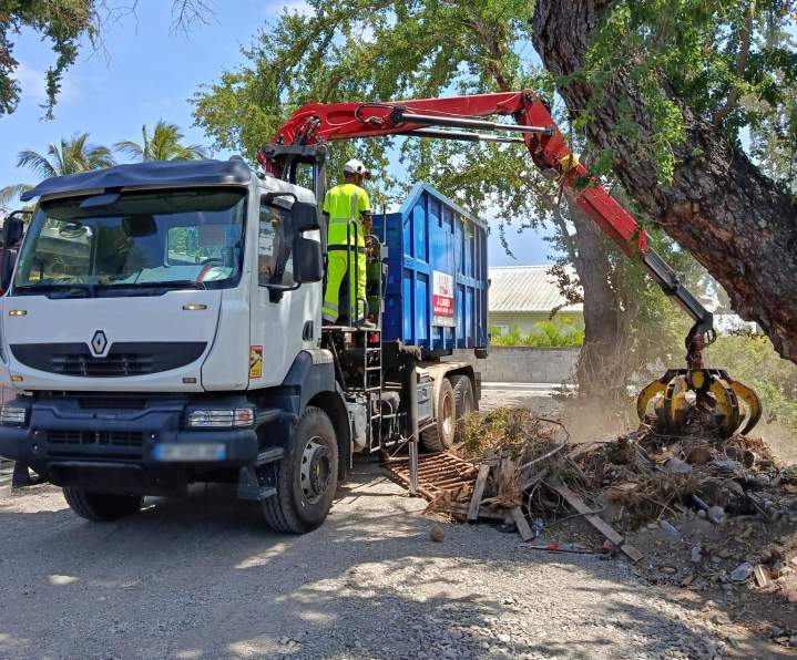 Camion-grue pour l'enlèvement de déchets, La Réunion 