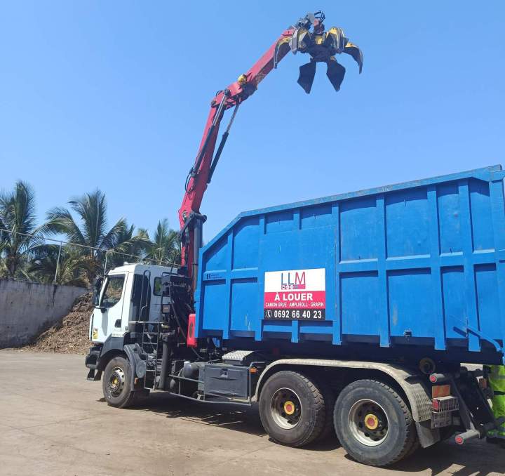 Camion ampliroll équipé d'une grue avec une pince, La Réunion 