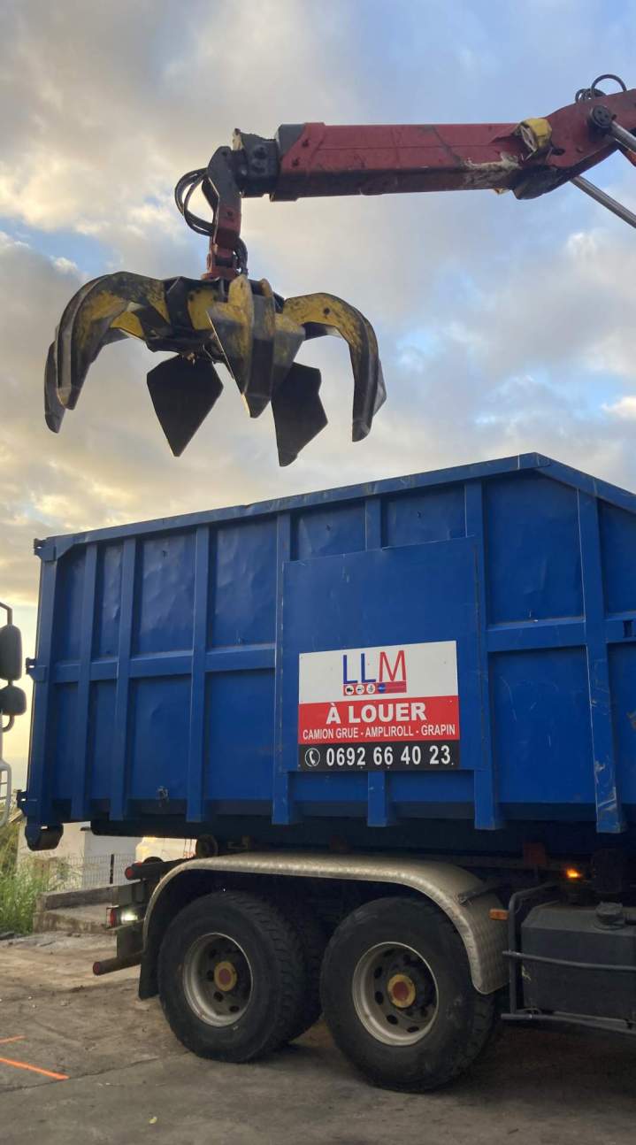 Camion-benne équipé d'une grue avec une pince, La Réunion 