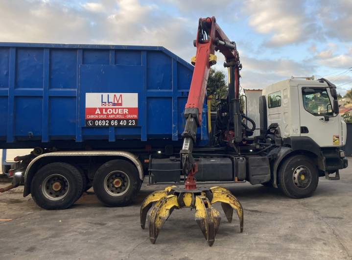 Camion-grue avec conteneur ampliroll et grappin, La Réunion