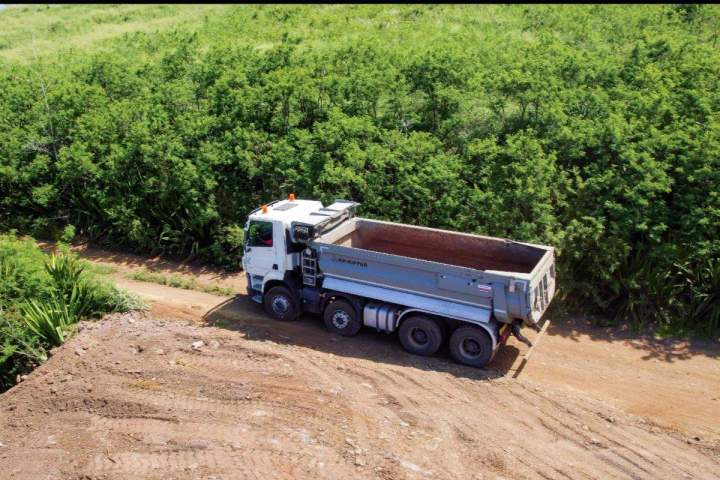 Rouleau compacteur avec chauffeur, La Réunion