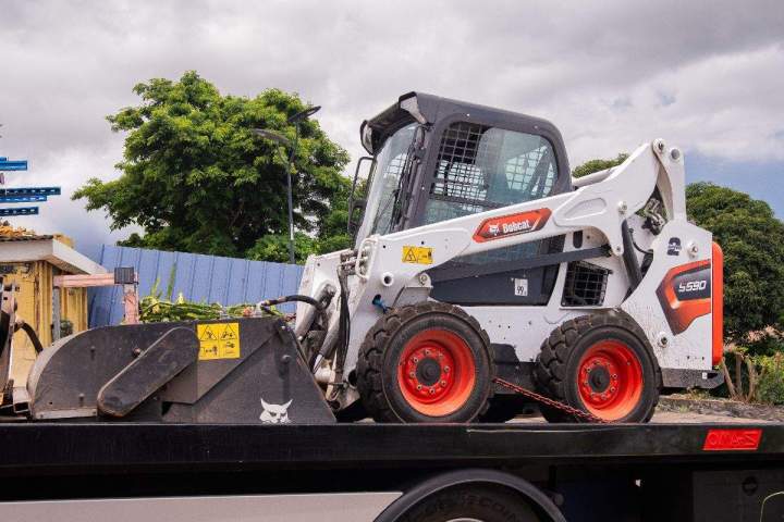 Camion ampliroll équipé d'une grue avec une pince, La Réunion 