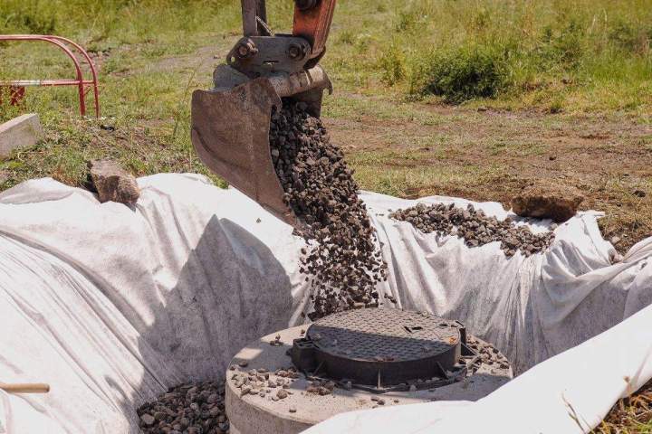 Camion-benne équipé d'une grue avec une pince, La Réunion 