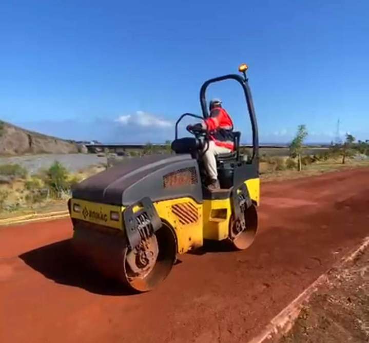 Rouleau compacteur avec chauffeur, La Réunion