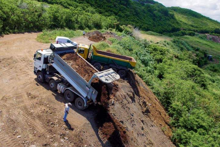 Camion ampliroll équipé d'une grue avec une pince, La Réunion 